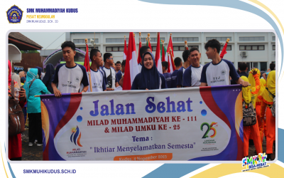 Siswa-siswi SMK Muhammadiyah Kudus Memimpin dengan 111 Bendera dalam Jalan Sehat Milad Muhammadiyah ke-111 dan UMKU ke-25